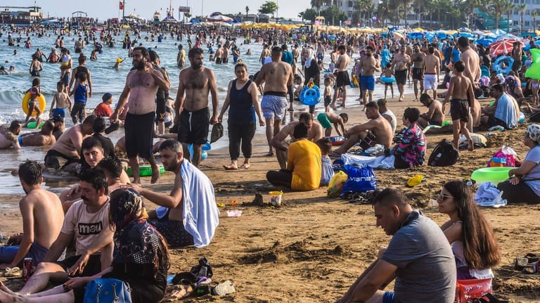 Strand im türkischen Mersin: Für Einreisende aus der Türkei gelten ab kommender Woche strengere Regeln.
