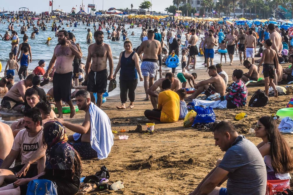 Strand im türkischen Mersin: Für Einreisende aus der Türkei gelten ab kommender Woche strengere Regeln.