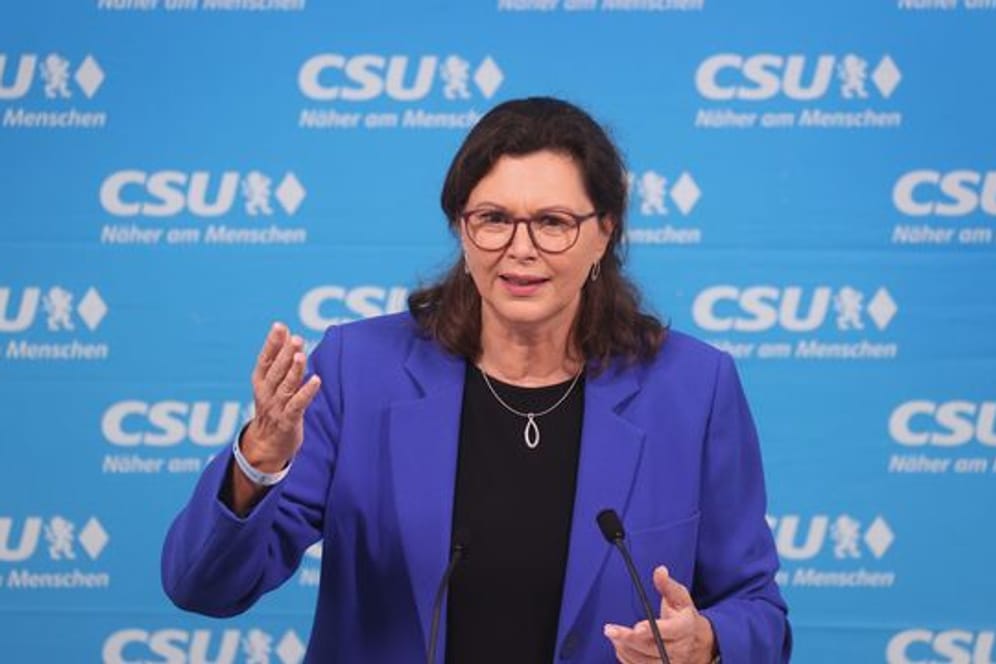 Ilse Aigner spricht auf einem CSU-Parteitag