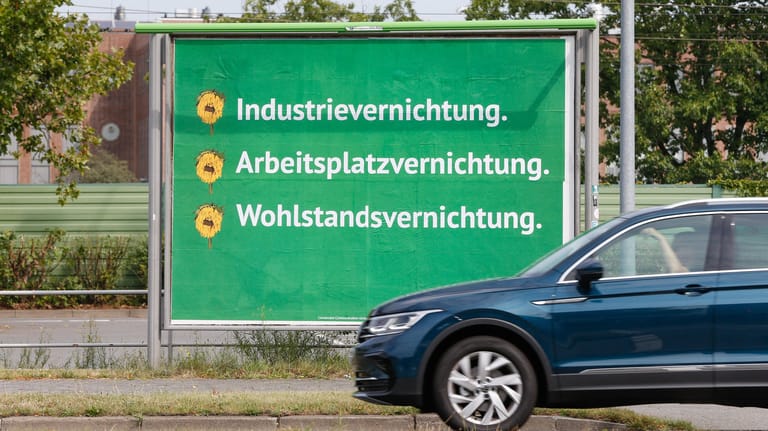 Schmähplakate gegen die Grünen: Um mit eigenen Plakaten auf die Kampagne zu reagieren, hat die Partei kurzfristig Spenden eingesammelt.