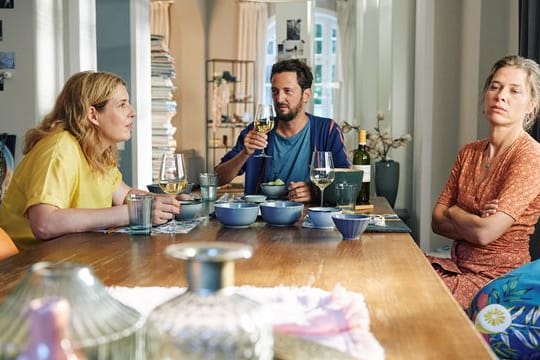 Die besten Freundinnen Daisy (Elena Uhlig, l) und Anna (Meike Droste), dazwischen Daisys Freund Leo (Jan Messutat).