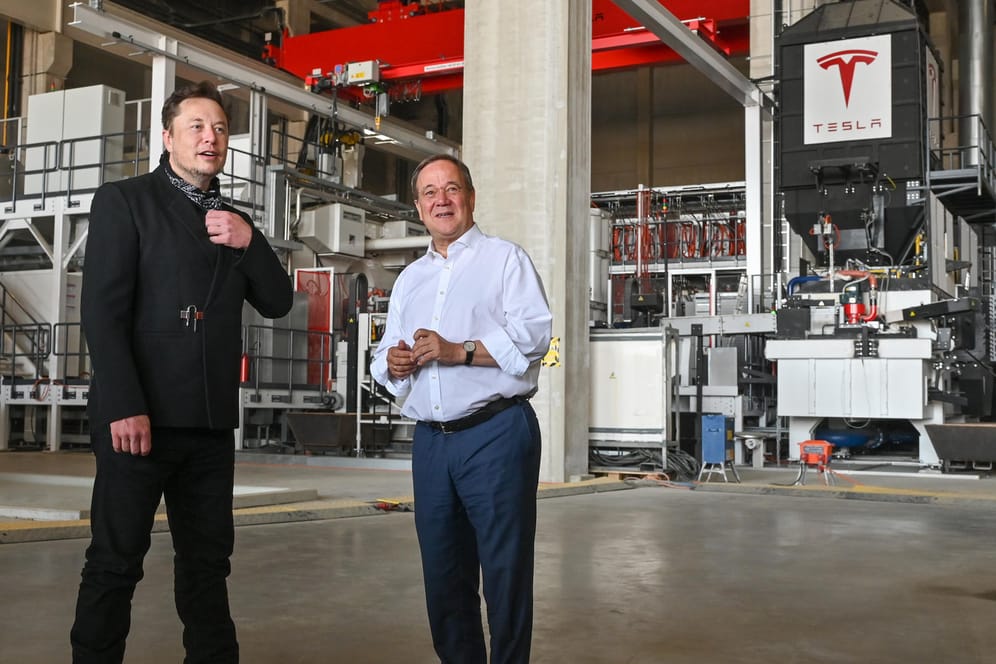 Tesla-Chef Elon Musk (l.) und Armin Laschet, CDU-Bundesvorsitzender und Ministerpräsident von Nordrhein-Westfalen, in der Gigafactory im brandenburgischen Grünheide: Der Produktionsstart in der Fabrik soll nach Musk bereits im Oktober sein.