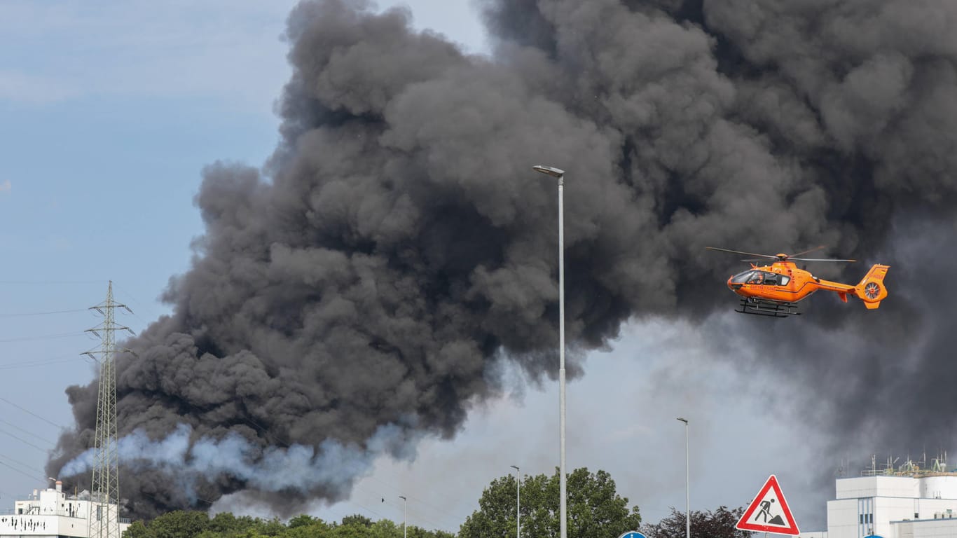 Rauchwolke über Leverkusen (Archivbild): Nach der Explosion waren mehrere Tanks in Brand geraten, schwarzer Rauch zog über die Stadt.