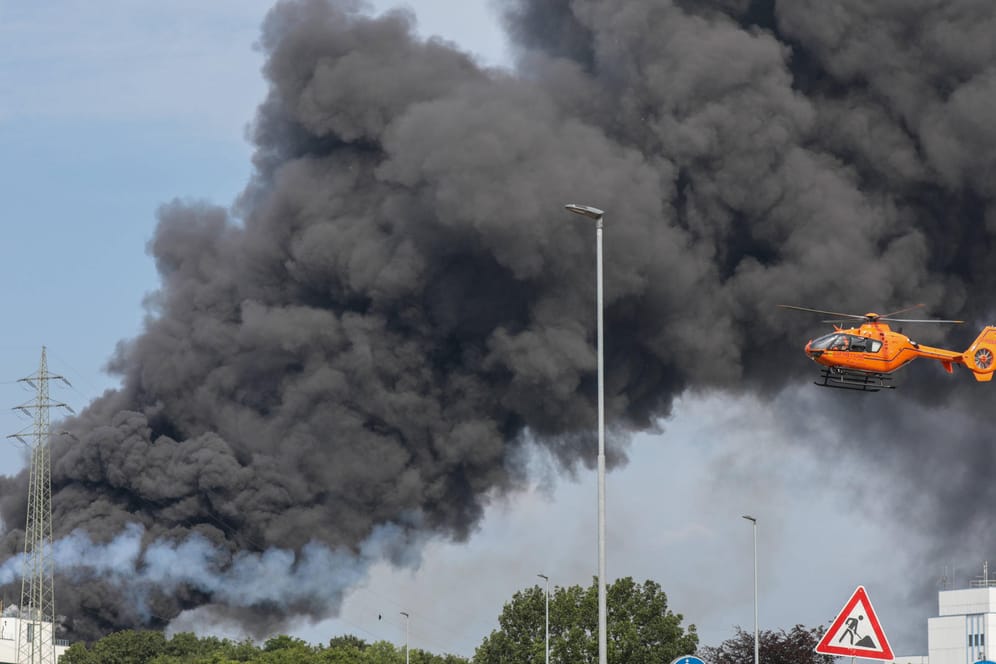Rauchwolke über Leverkusen (Archivbild): Nach der Explosion waren mehrere Tanks in Brand geraten, schwarzer Rauch zog über die Stadt.