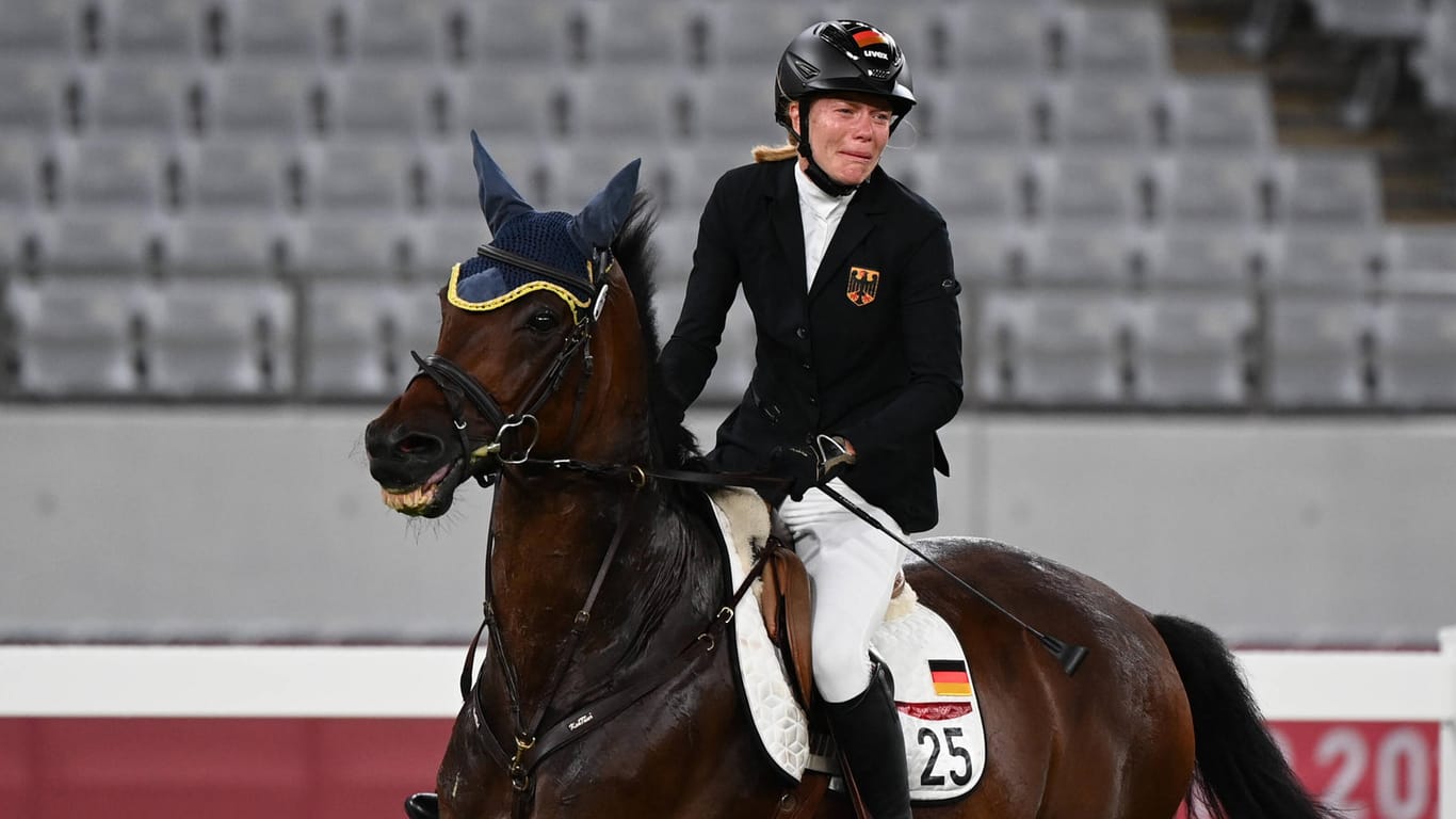Annika Schleu: Die Fünfkämpferin brach in Tränen aus, nachdem sie ihr zugelostes Pferd nicht unter Kontrolle bekam.