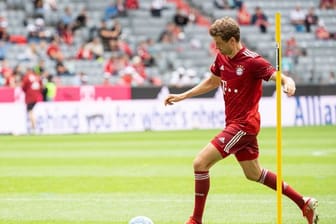 Thomas Müller vom FC Bayern München spielt den Ball