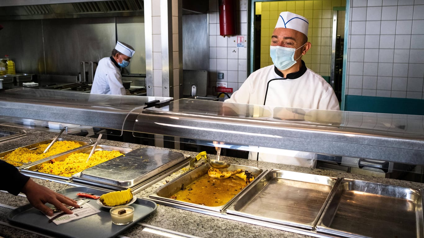 Essensausgabe in einer Kantine (Symbolbild): In vielen deutschen Betriebsgastronomien gibt es zunehmend Konkurrenz für Fleischgerichte.erichte.