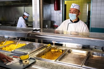 Essensausgabe in einer Kantine (Symbolbild): In vielen deutschen Betriebsgastronomien gibt es zunehmend Konkurrenz für Fleischgerichte.erichte.