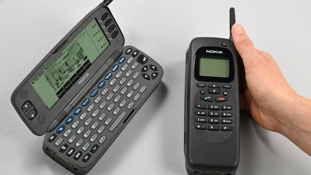 Ein original "Nokia 9000 Communicator" (r) und ein aufgeklappter baugleicher Dummy. Ein original "Nokia 9000 Communicator" (r) und ein aufgeklappter baugleicher Dummy.