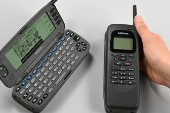 Ein original "Nokia 9000 Communicator" (r) und ein aufgeklappter baugleicher Dummy.