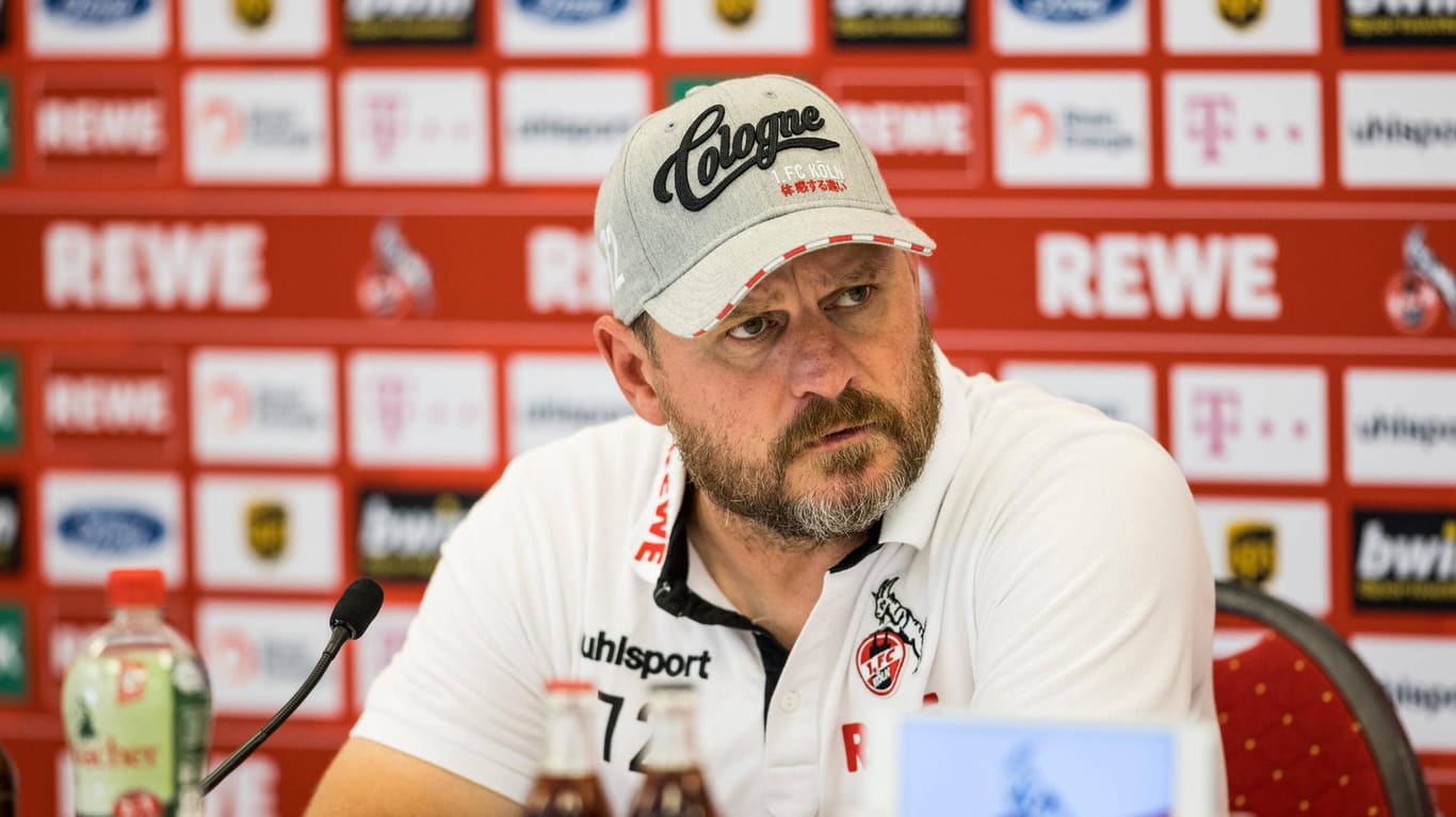 Entschlossener Blick bei der Pressekonferenz vor dem Spiel gegen Hertha BSC am Sonntag: FC-Trainer Steffen Baumgart hat große Pläne mit den Geißböcken.