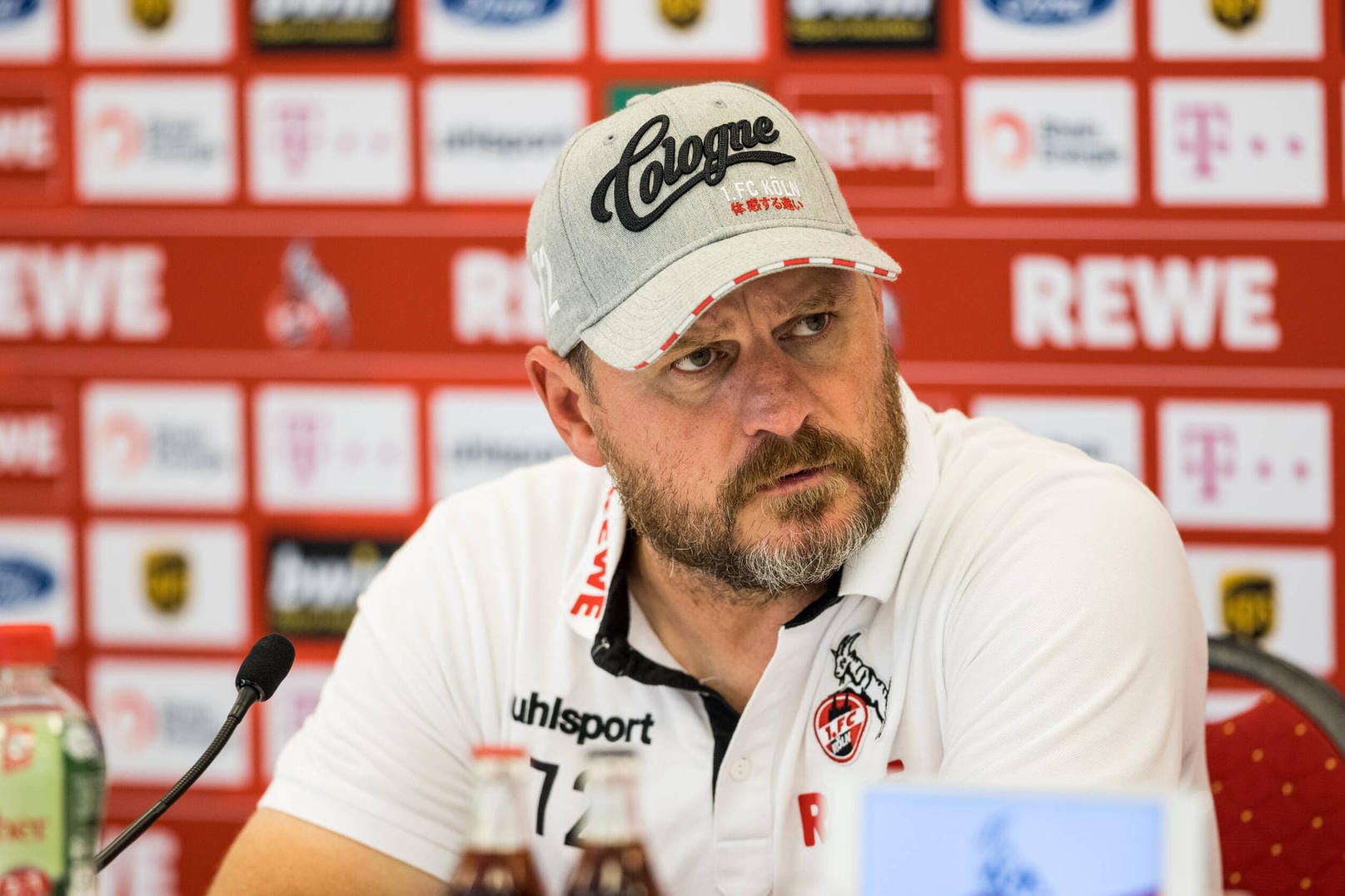 Entschlossener Blick bei der Pressekonferenz vor dem Spiel gegen Hertha BSC am Sonntag: FC-Trainer Steffen Baumgart hat große Pläne mit den Geißböcken.