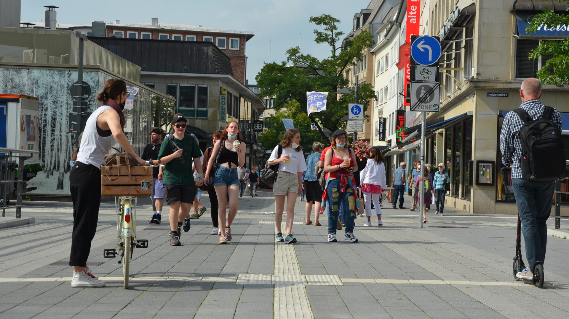 Volle Innenstadt in Kiel: Laut RKI liegt die Inzidenz deutlich über 100.