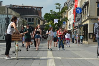 Volle Innenstadt in Kiel: Laut RKI liegt die Inzidenz deutlich über 100.