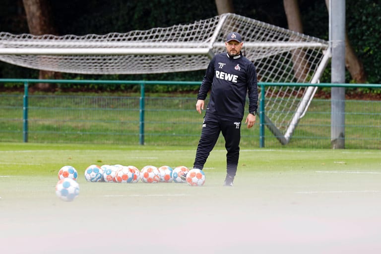 Funkels Gastspiel war nur kurz, das war allen Beteiligten klar. Auf ihn folgte im Juli 2021 Steffen Baumgart als Cheftrainer. Zuvor hatte er den SC Paderborn 07 trainiert.