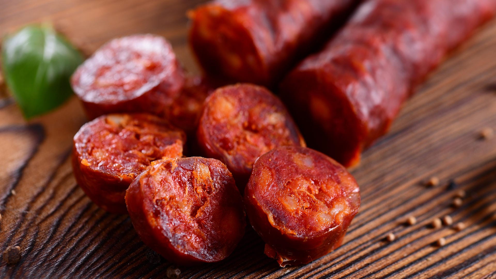 Chorizo: Die spanische Wurst ist grobkörnig und schmeckt würzig.