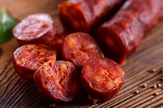 Chorizo: Die spanische Wurst ist grobkörnig und schmeckt würzig.