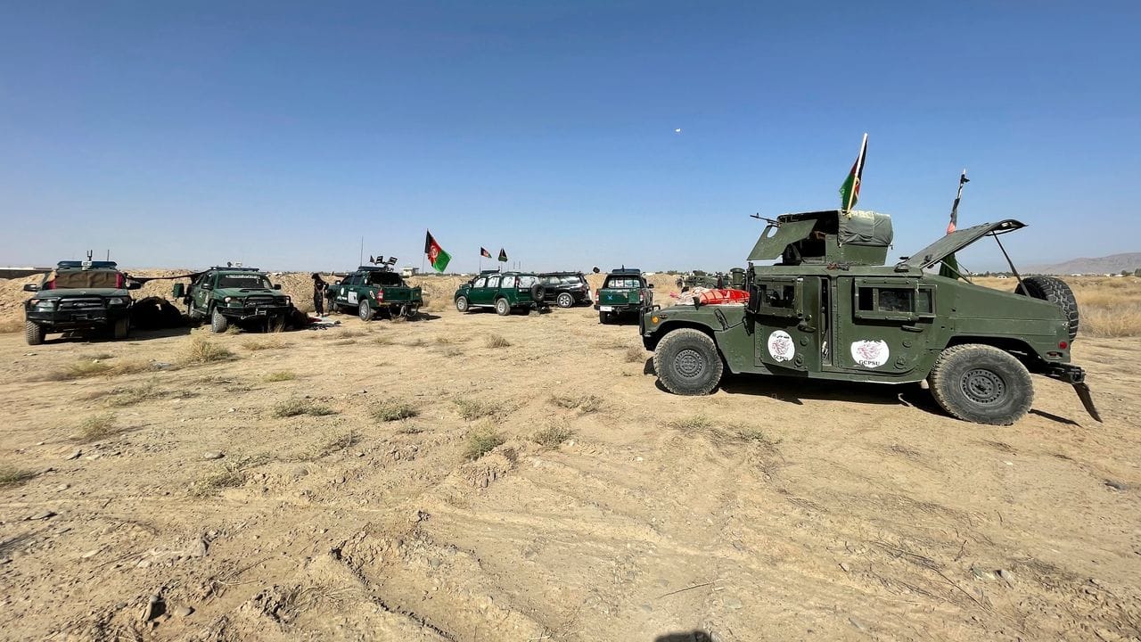 Afghanische Militärfahrzeuge stehen während der Kämpfe zwischen den Taliban und afghanischen Sicherheitskräften in Kandahar südwestlich von Kabul. Afghanische Militärfahrzeuge stehen während der Kämpfe zwischen den Taliban und afghanischen Sicherheitskräften in Kandahar südwestlich von Kabul.