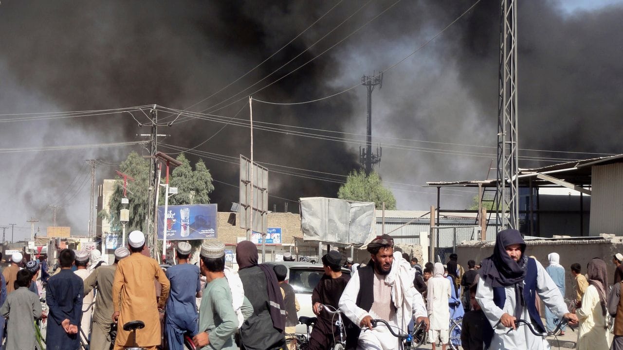 Nach Kämpfen zwischen den Taliban und afghanischen Sicherheitskräften in der Stadt Kandahar südwestlich von Kabul steigt Rauch auf. Nach Kämpfen zwischen den Taliban und afghanischen Sicherheitskräften in der Stadt Kandahar südwestlich von Kabul steigt Rauch auf.