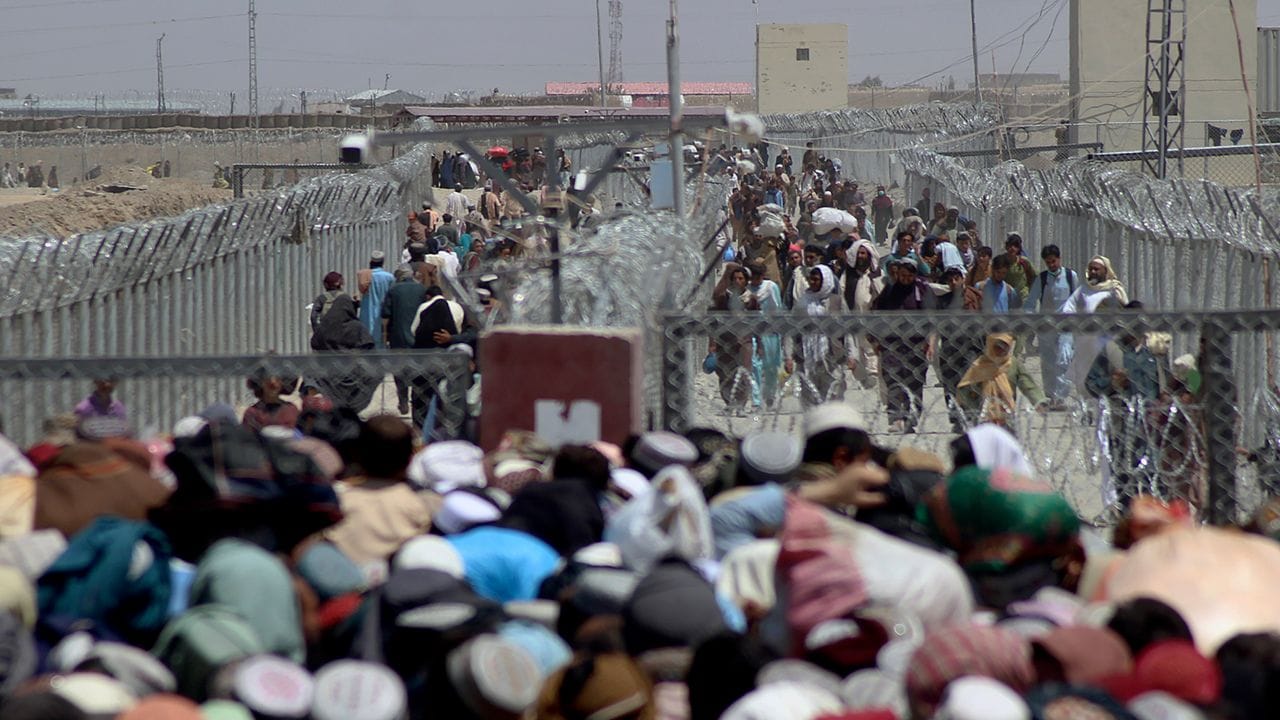 Gestrandete Menschen, die die Grenze zwischen Pakistan und Afghanistan überqueren. Gestrandete Menschen, die die Grenze zwischen Pakistan und Afghanistan überqueren.