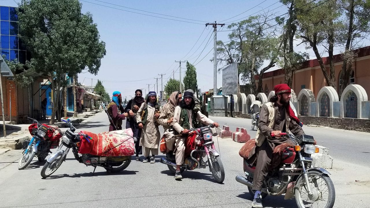 Kämpfer der militant-islamistischen Taliban patrouillieren in der Stadt Gasni im Osten Afghanistans. Kämpfer der militant-islamistischen Taliban patrouillieren in der Stadt Gasni im Osten Afghanistans.