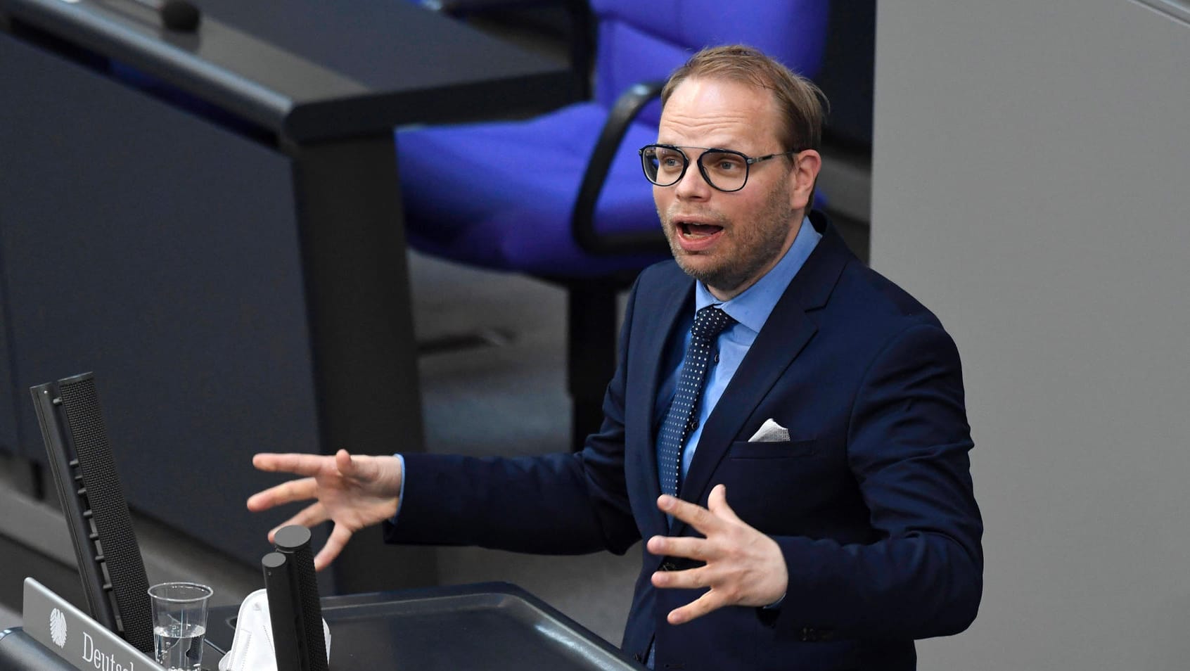 Helge Lindh (SPD) bei einer Sitzung des Bundestages in Berlin (Archivbild): Er hat ein Parteibüro in Wuppertal, das nun attackiert worden ist.