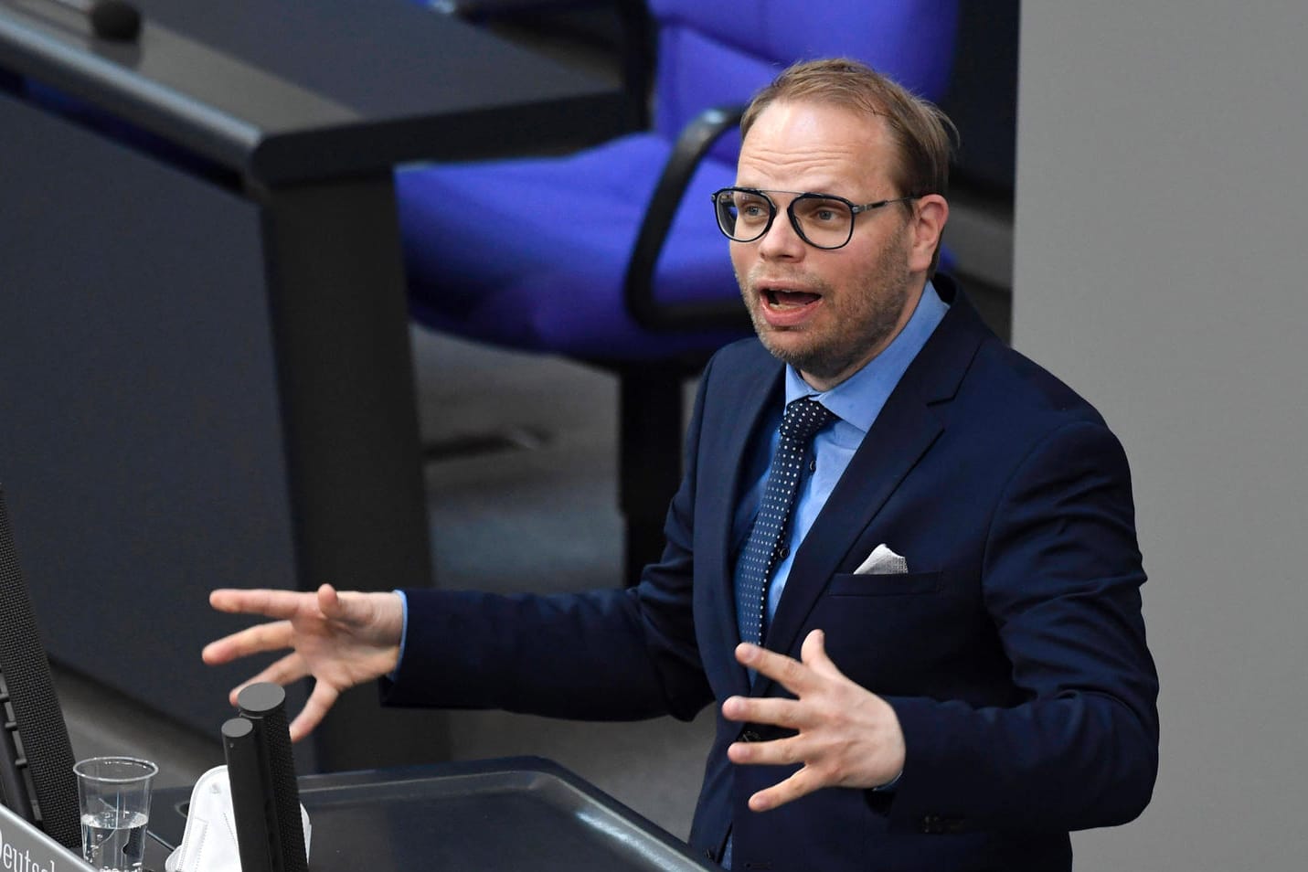 Helge Lindh (SPD) bei einer Sitzung des Bundestages in Berlin (Archivbild): Er hat ein Parteibüro in Wuppertal, das nun attackiert worden ist.