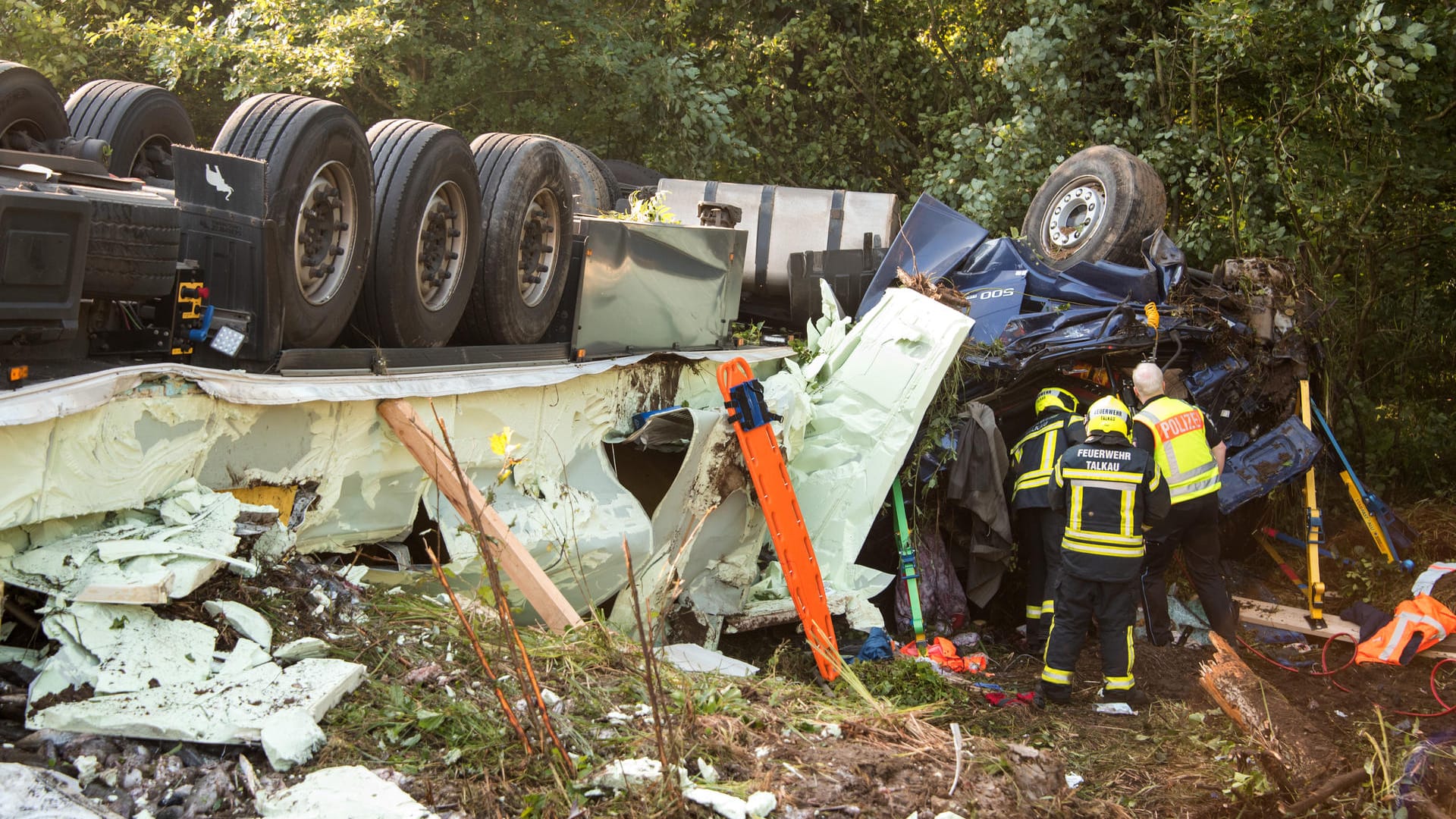 Der Fahrer wurde im Führerhaus eingeklemmt: Er starb noch an der Unfallstelle.