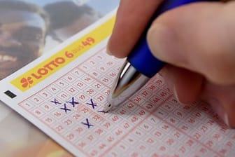 Spieler kreuzt Lottoschein an