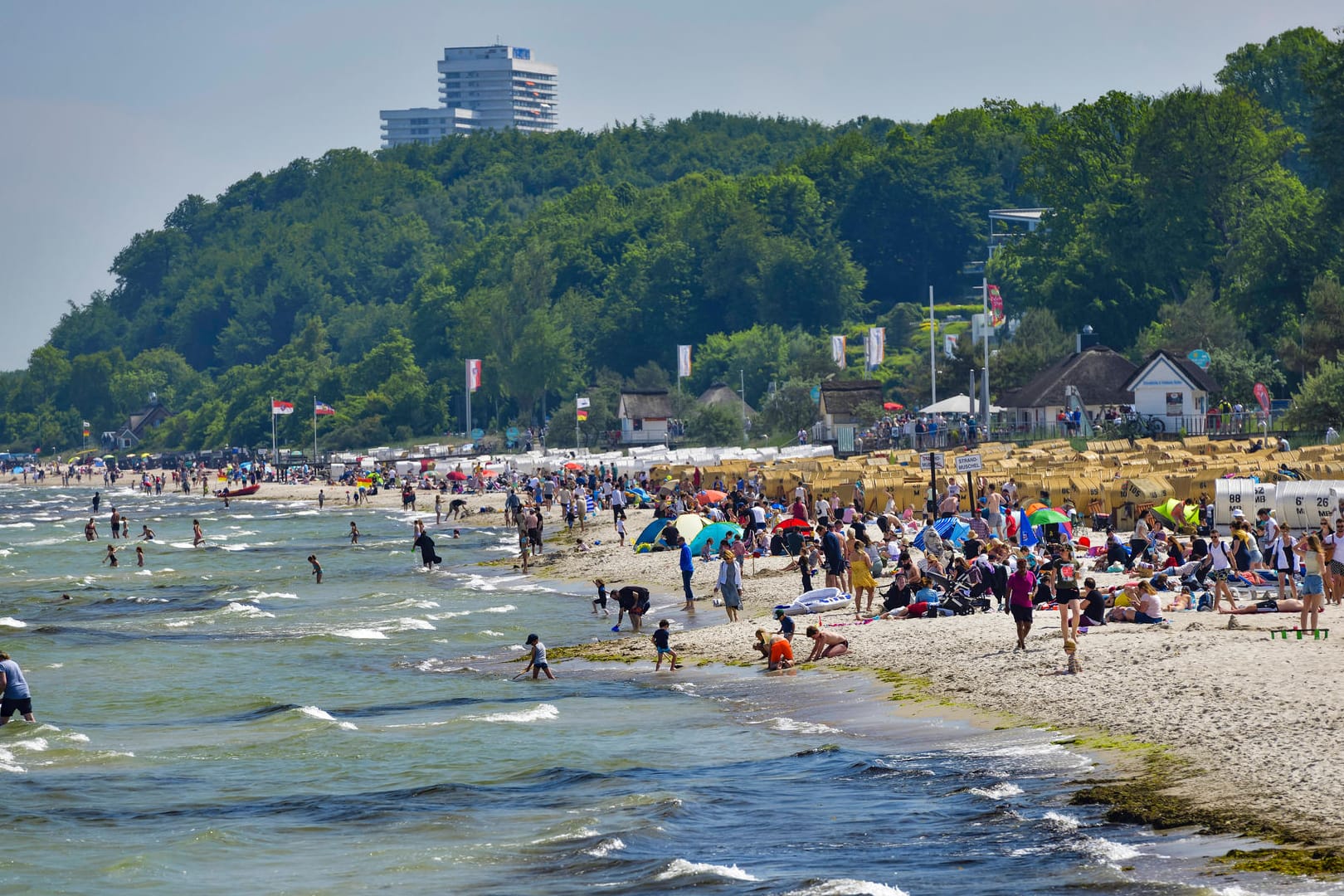 Strand an der Ostsee im Kreis Ostholstein (Symbolbild): Nach einem Bad in der Ostsee ist ein gesundheitlich vorbelasteter Mensch in einer Klinik in Ostholstein gestorben.