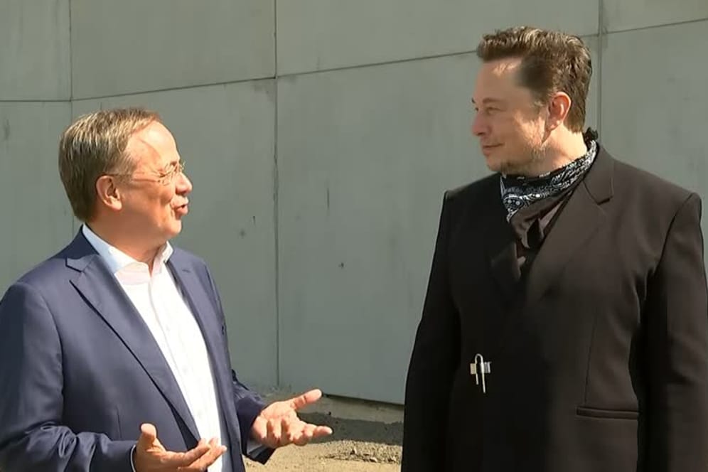 Kuriose Szene: Hier muss Tesla-Chef Elon Musk lachen, als Armin Laschet verkündet, welche Technologie für ihn als zukunftssicher gilt.