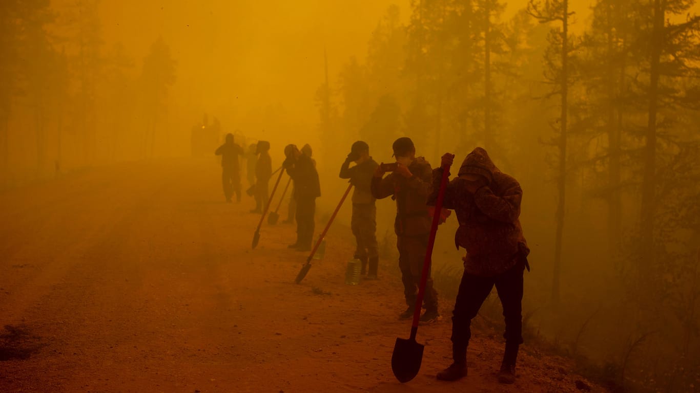 Freiwillige Helfer im russischen Waldbrandgebiet Jakutien: Seit Tagen versinken Dörfer und Städte der Region im Rauch.
