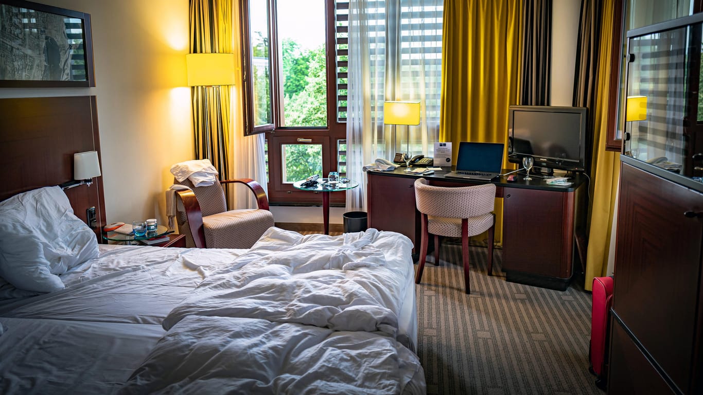 Ungemachtes Hotelzimmer (Archivbild): Vier Männer sollen eine 17-Jährige nach einer Party in einem Hotelzimmer in Berlin gemeinschaftlich vergewaltigt haben.