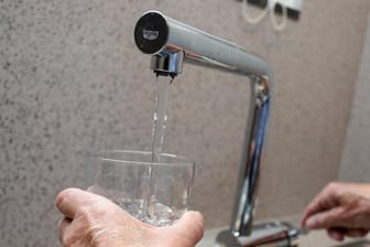 Eine Person befüllt ein Glas mit Leitungswasser (Symbolbild): In Berlin-Lichtenberg dürfen in zwei Stadtteilen die Anwohner vorerst ein Wasser mehr aus der Leitung trinken. Es sollte vorher abgekocht werden.