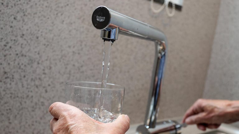 Eine Person befüllt ein Glas mit Leitungswasser (Symbolbild): In Berlin-Lichtenberg dürfen in zwei Stadtteilen die Anwohner vorerst ein Wasser mehr aus der Leitung trinken. Es sollte vorher abgekocht werden.