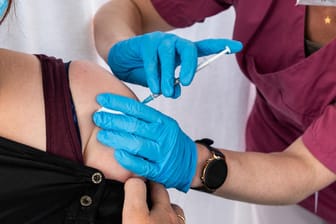 Eine Corona-Impfung (Symbolbild): Laut Polizei erhielten in Friesland 1.626 weitere Personen möglicherweise Spritzen mit Kochsalzlösungen.