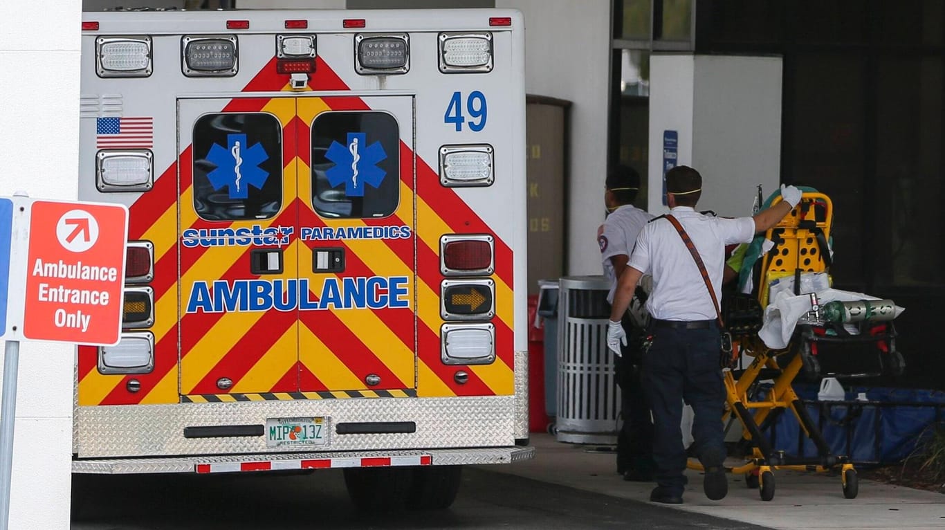 Ein Krankenwagen in den USA (Symbolbild): Im Bundesstaat Florida hat ein Kleinkind seiner Mutter in den Kopf geschossen.