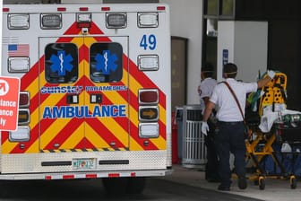 Ein Krankenwagen in den USA (Symbolbild): Im Bundesstaat Florida hat ein Kleinkind seiner Mutter in den Kopf geschossen.