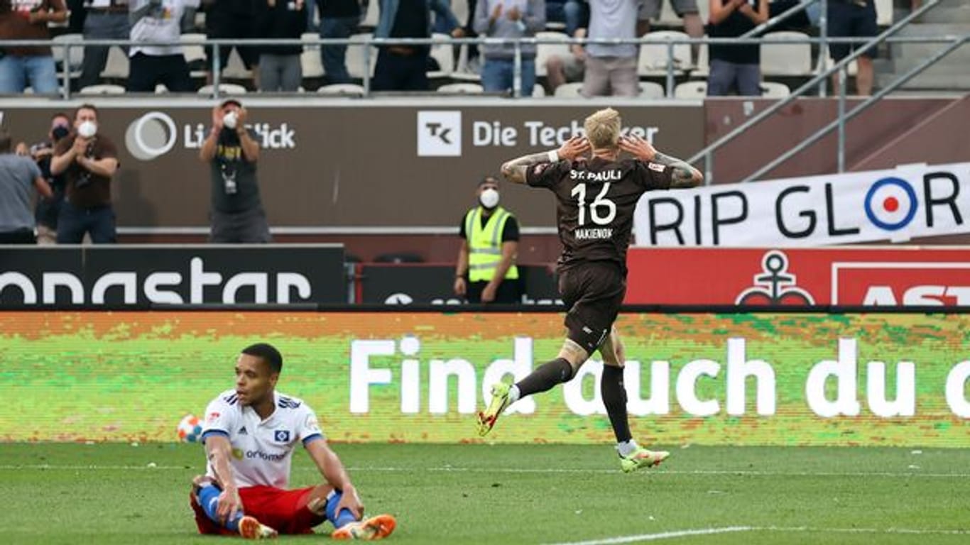 Pauli-Doppeltorschütze Simon Makienok bejubelt das Tor zum 3:1 gegen den HSV im Hamburger Stadtderby.