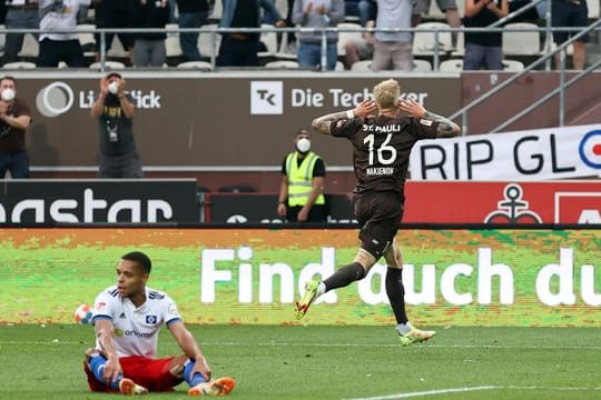 Pauli-Doppeltorschütze Simon Makienok bejubelt das Tor zum 3:1 gegen den HSV im Hamburger Stadtderby.