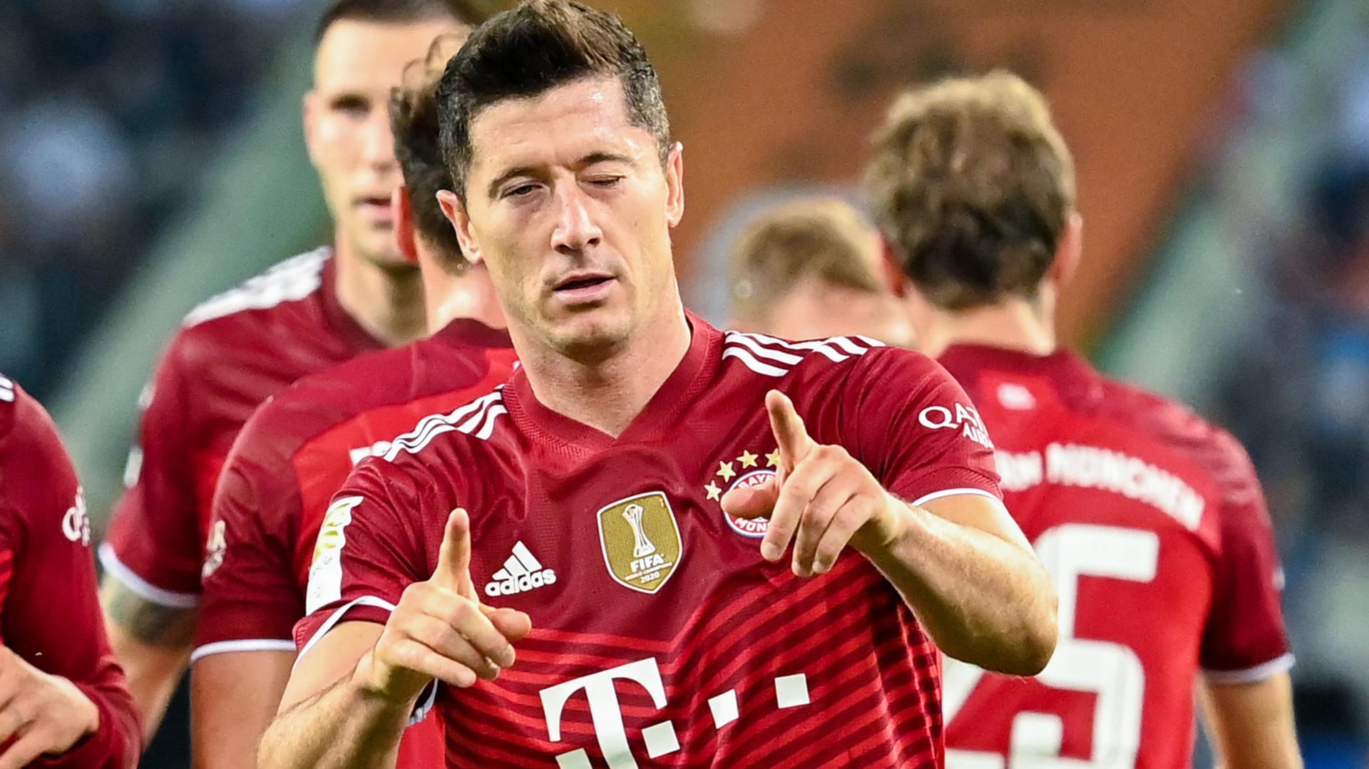 Ausgleichstor gegen Gladbach: Lewandowski jubelt mit einem Augen zu.