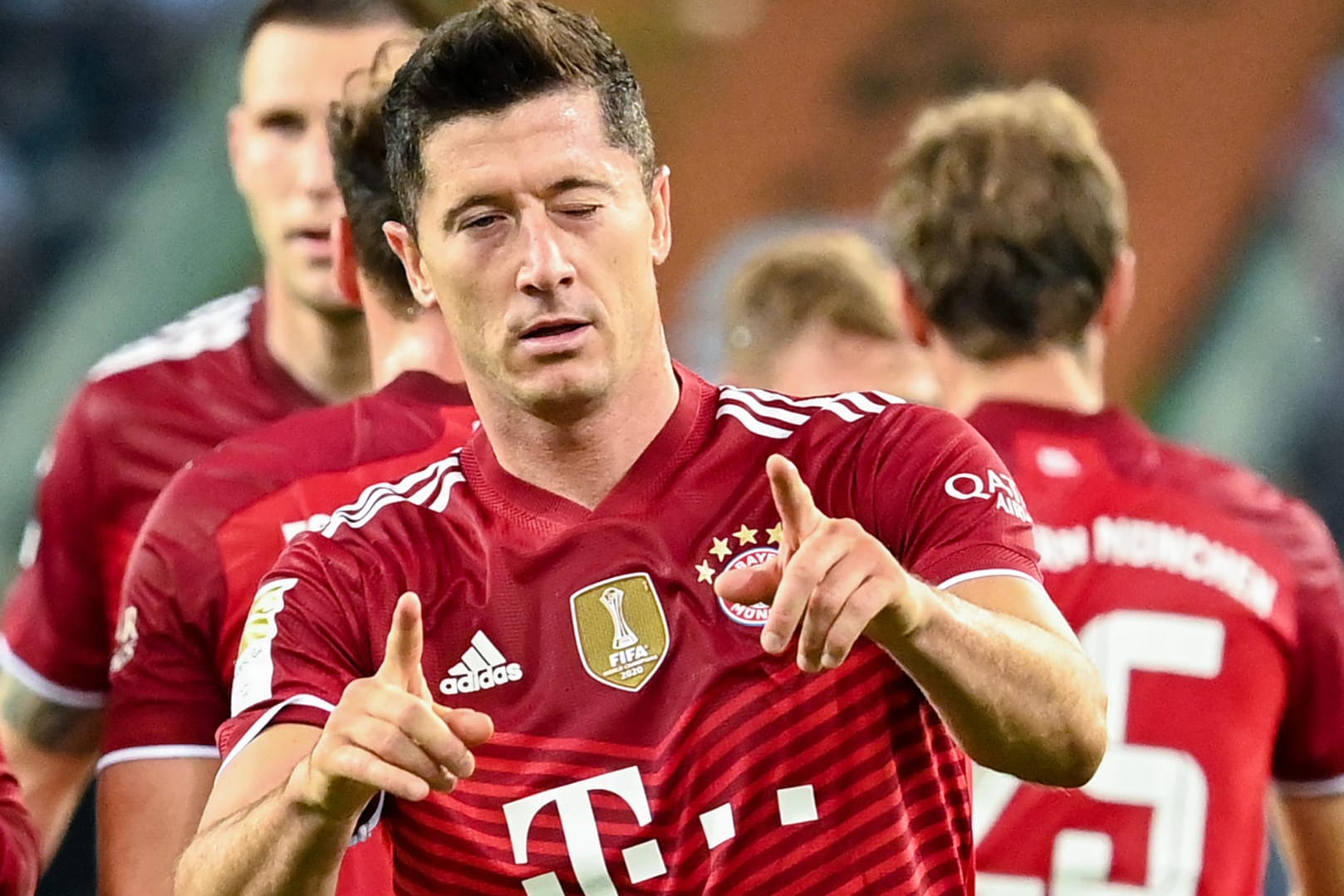 Ausgleichstor gegen Gladbach: Lewandowski jubelt mit einem Augen zu.