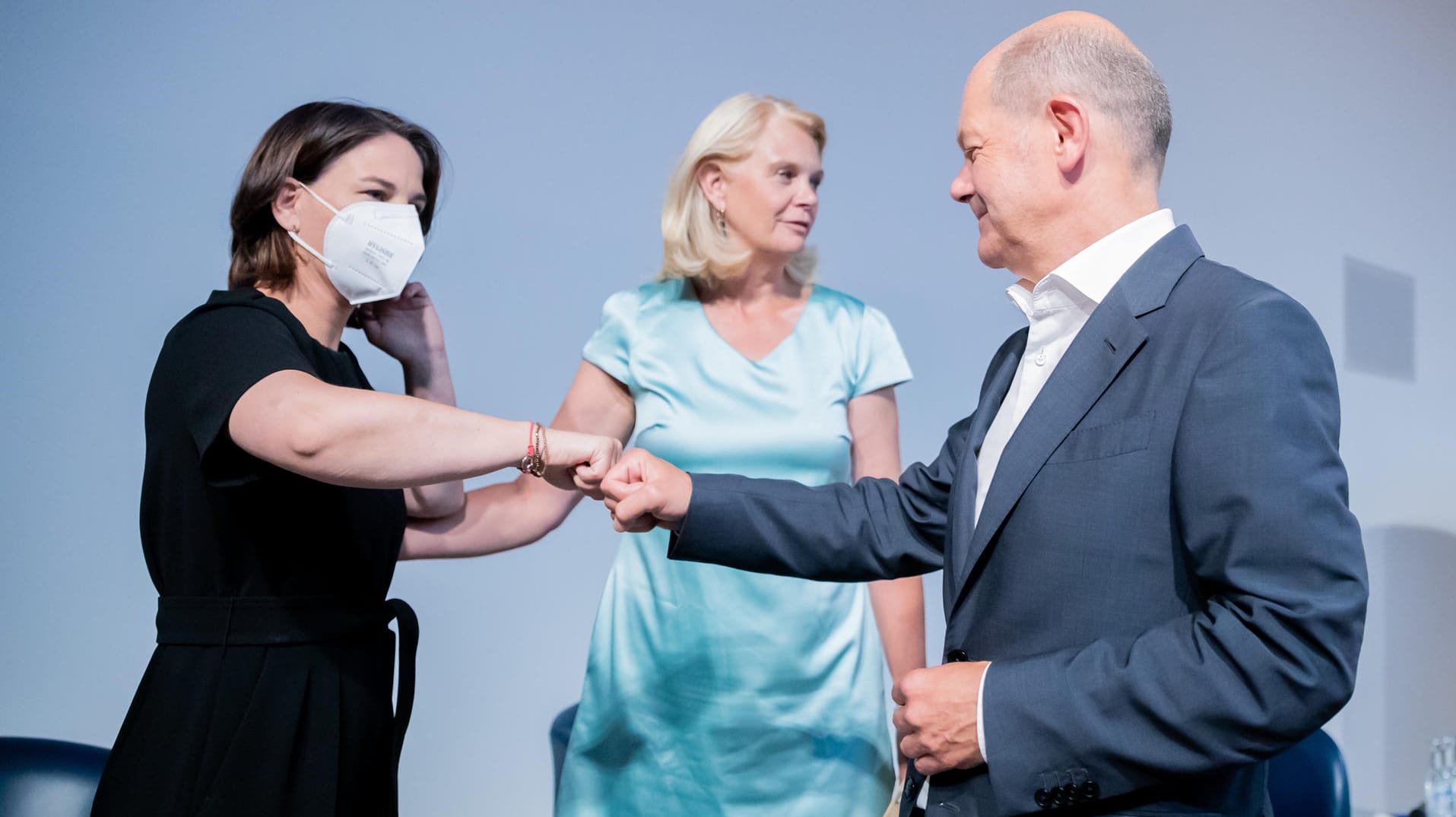 Danach nahmen Baerbock und Scholz an einer Podiumsdiskussion der Wirtschaftsjunioren teil.