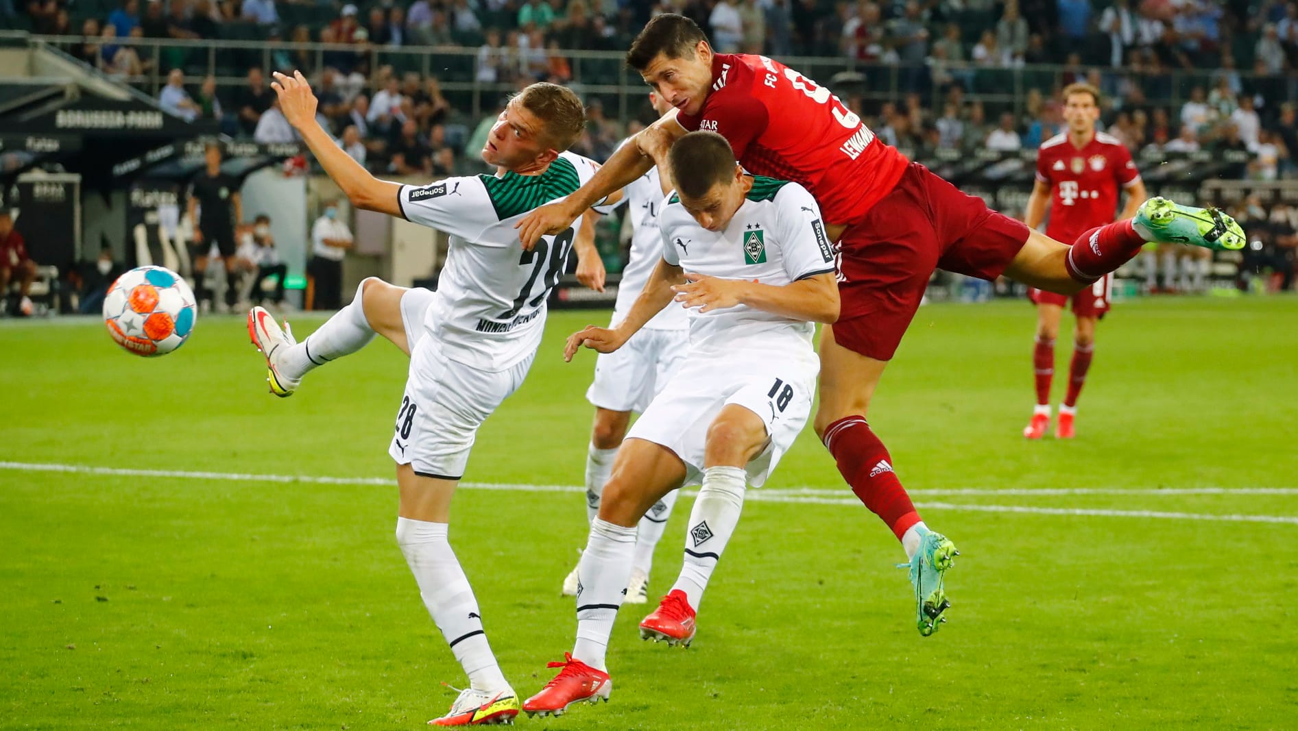 Sie haben alles rausgehauen: Lewandowski (r.) im Zweikampf mit Lainer und Ginter (l.).