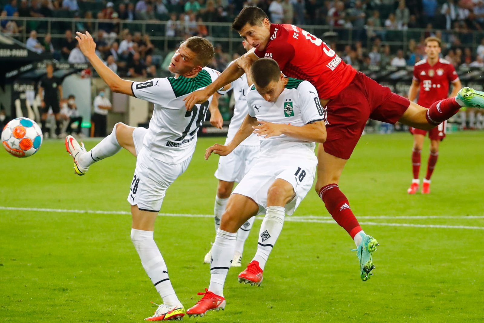 Sie haben alles rausgehauen: Lewandowski (r.) im Zweikampf mit Lainer und Ginter (l.).