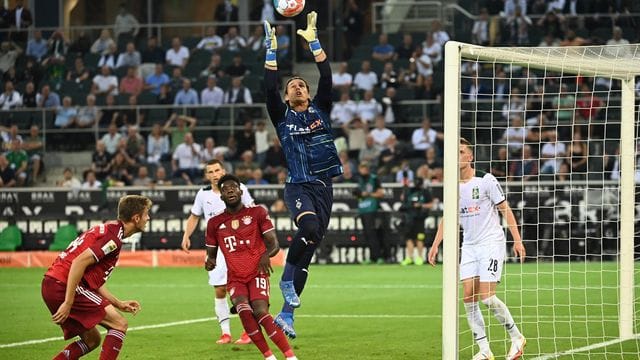 Mönchengladbachs Torhüter Yann Sommer klärt vor Bayerns Thomas Müller und Alphonso Davies. Mönchengladbachs Torhüter Yann Sommer klärt vor Bayerns Thomas Müller und Alphonso Davies.