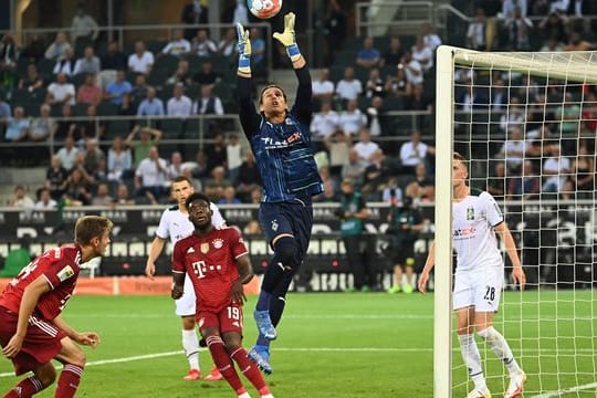 Mönchengladbachs Torhüter Yann Sommer klärt vor Bayerns Thomas Müller und Alphonso Davies.