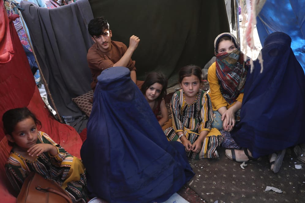 Verängstigte afghanische Lehrerinnen und Schüler geben ein Interview in einem Zelt in Kabul. Sie fürchten die herannahenden Taliban.