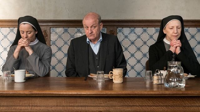 Beim Abendessen sitzt Privatdetektiv Georg Wilsberg (Leonard Lansink) neben den Ordensschwestern Christa (Inka Friedrich, l) und Gudula (Katharina Blaschke).