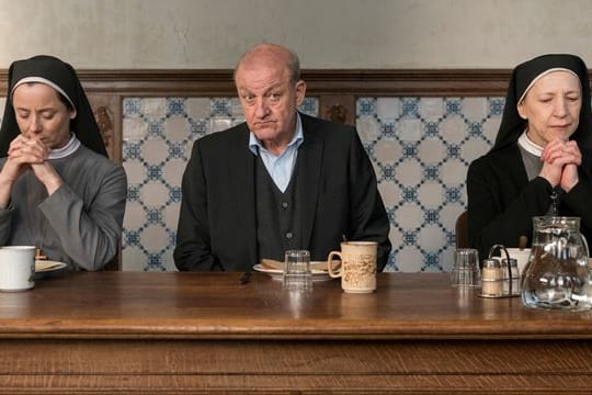 Beim Abendessen sitzt Privatdetektiv Georg Wilsberg (Leonard Lansink) neben den Ordensschwestern Christa (Inka Friedrich, l) und Gudula (Katharina Blaschke).